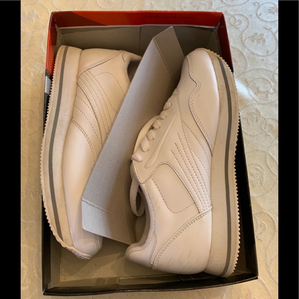 Woman’s athletic shoes like new